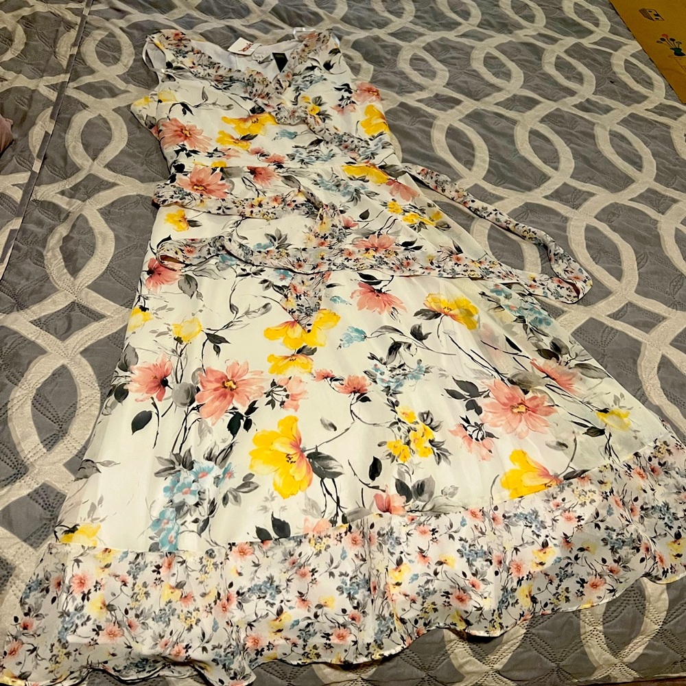 Flowery dress with tie waist and zipper back